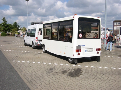 Kleinbus mit Personenanhänger